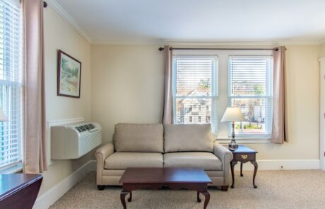 Eastern Slope Inn standard room furniture